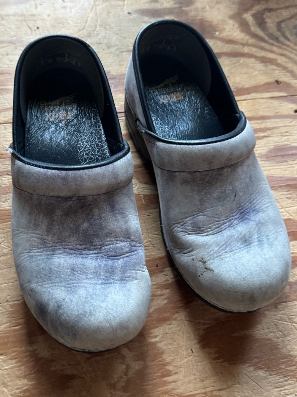Dansko XP 2.0 Women’s Suede Clogs in Light Gray- Size 37